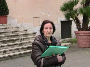 Lucia Salvati incatenata per protesta al Comando Generale della Polizia Locale di Roma Capitale    