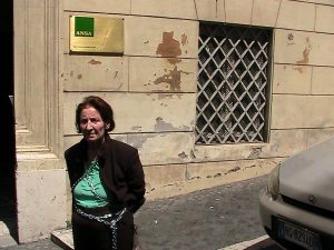 Lucia Salvati incatenata per protesta all'Ansa