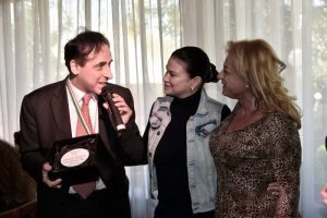 Antonello De Pierro consegna il premio ad Antonella Lizza alla presenza di Demetra Hampton