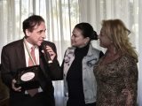 Antonello De Pierro consegna il premio ad Antonella Lizza alla presenza di Demetra Hampton